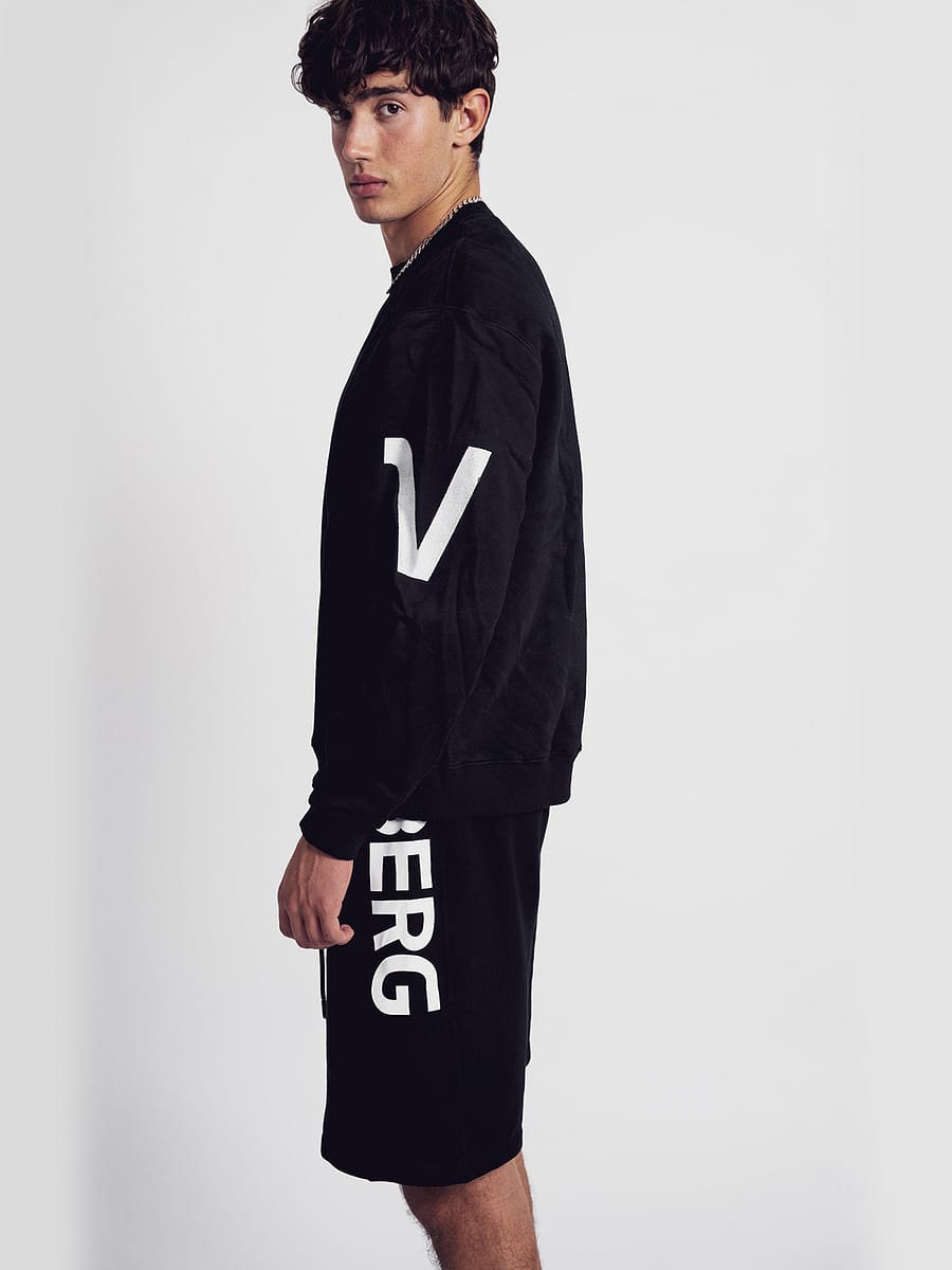 vonberg premium v type sweatshirt for men and women in black