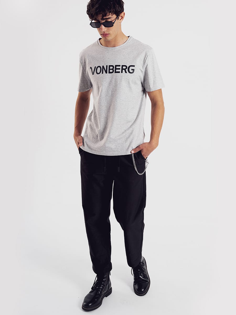 vonberg premium bryant logo tee in grey color
