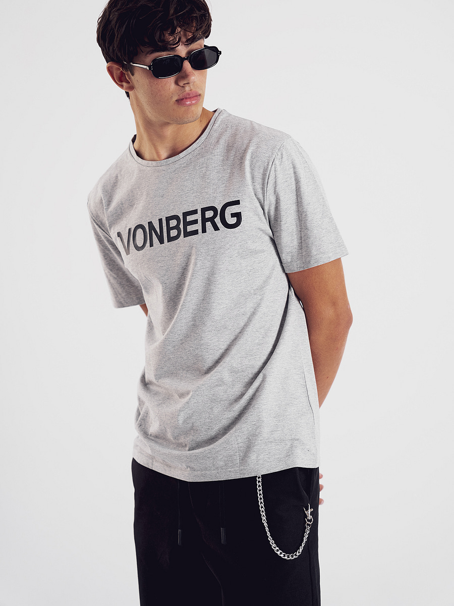 vonberg premium bryant logo tee in grey color