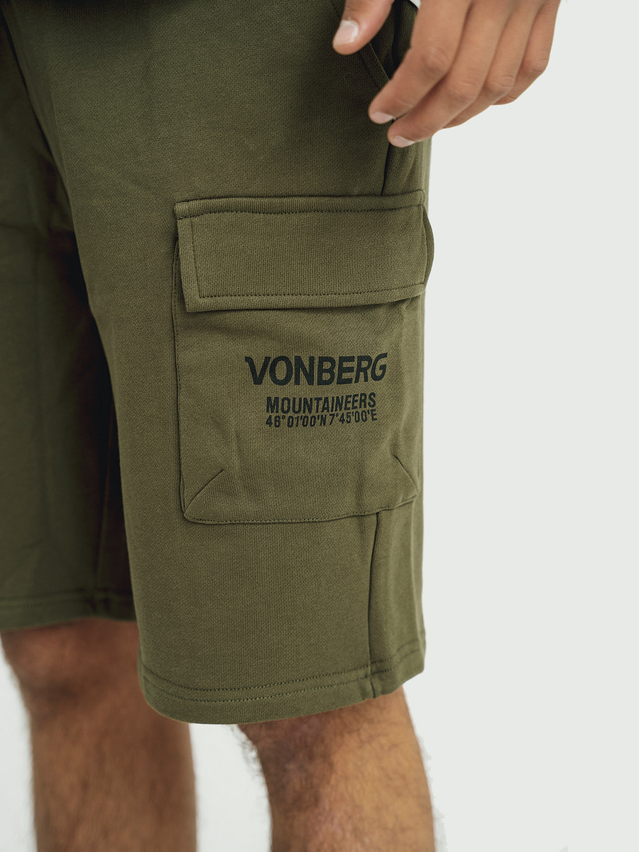 וונברג מכנס בסגנון דגמח קצר בשילוב פרינט וכיסים בצדדים בצבע ירוק